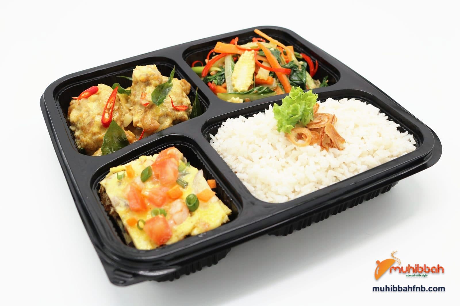 Four-compartment bento with chicken in butter sauce, stir-fried vegetables, omelette and rice